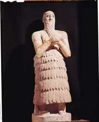 Estátua de Itur-Shamagen, rei de Mari, em oração, proveniente de Mari, Médio Eufrates, 2800-2300 a.C.